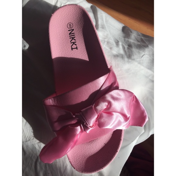 Pink bow slides 💋 - Picture 2 of 7